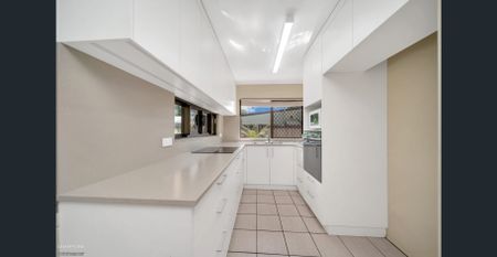 Large rear patio with amazing garden surrounds - Photo 4