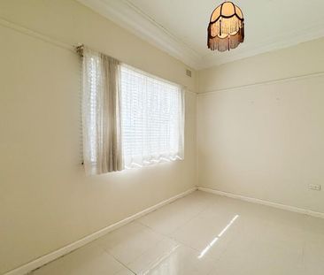 Three Bedroom Family Home - Close to it all! - Photo 3
