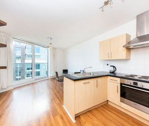 2 Bedrooms Flat to rent in 352 Queenstown Road, London SW11 | £ 550 - Photo 1