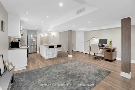 Detached Home For Lease | N8134118 - Photo 2