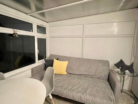 YOHO LCC Camberwell & Goldsmith Room 1 - Photo 2