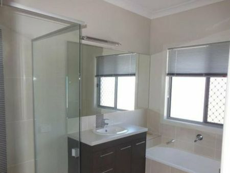 Spacious 4-Bedroom Home Backing Onto the Golf Course - Photo 5