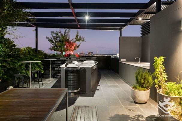 Partly Furnished executive style living in South Brisbane - Photo 1
