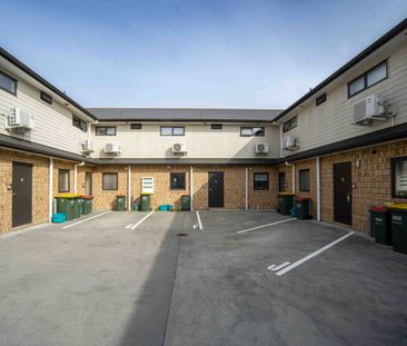 Apartment with easy walk to city centre - Photo 3