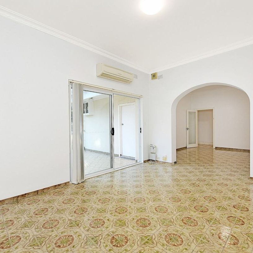 Rare Opportunity! Large 5 Bedroom Family Home - Photo 1