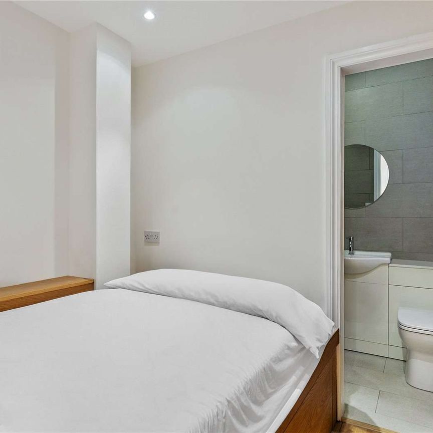 Excellently appointed studio/one bedroom in a portered building. - Photo 1