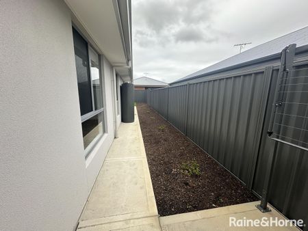 Brand New 4 Bedroom Family Home! - Photo 3
