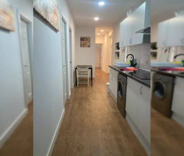 Rooms for rent in a 4-bedroom apartment in Madrid - Foto 2