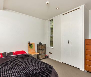 Spacious 2 Bedroom with Balcony - Photo 4