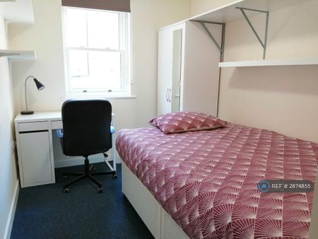 1 bedroom in a flat share to rent - Photo 3