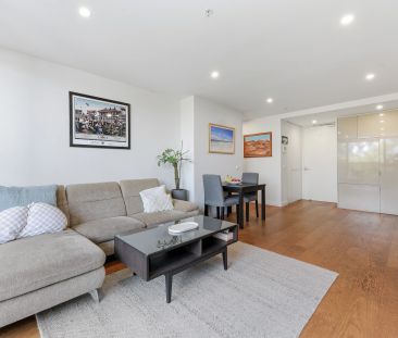 Chic Living in Convenient Locale - Photo 3