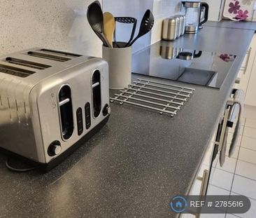 1 bedroom in a flat share to rent - Photo 5