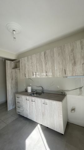 Εξαιρετικό ακίνητο 50τμ δίπλα στον νέο σιδηροδρομικό σταθμό 500μ από το μετρό.Ανακανισμενο το 2026 μερικώς επιπλωμένο (χωρίς ασανσέρ).Ιδανικό για ιδιοκατοίκηση - Photo 2