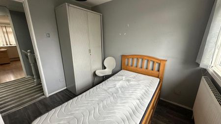 6 bedroom semi-detached house to rent - Photo 4