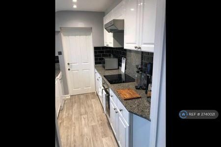 1 bedroom in a house share to rent - Photo 5