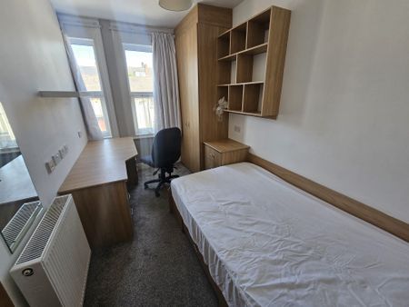 5 Bed - 8 Walmsley Road, Hyde Park, Leeds - LS6 1NG - Student - Photo 3