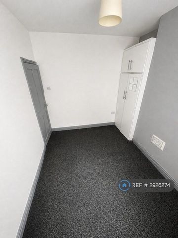 4 bedroom terraced house to rent - Photo 3