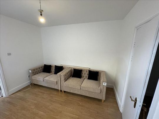 4 bedroom flat to rent - Photo 1