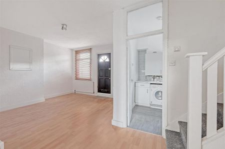 3 bedroom flat to rent - Photo 2