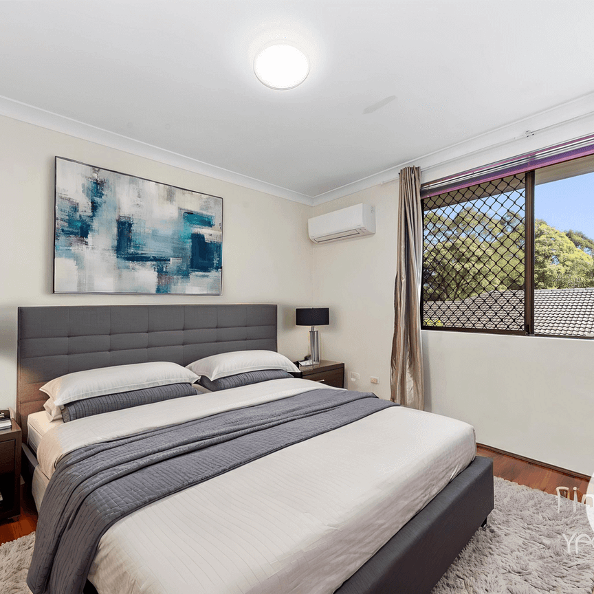 Spacious, Bright & Airy Townhouse. Timber floorboards throughout - Photo 1