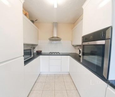 1 bedroom in a house share to rent - Photo 2