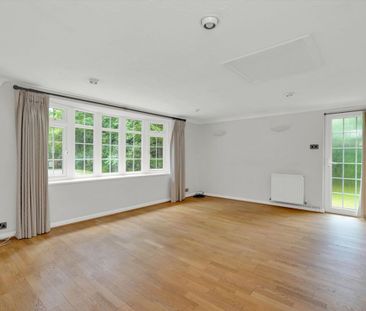 Available to let is a superb 5 bedroom family home in a convenient ... - Photo 2