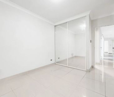 WELL PRESENTED 2 BEDROOM VILLA WITH LOCK UP GARAGE - Photo 2