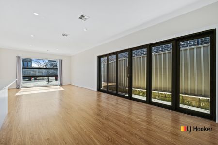 5 Bedroom Home Close to Hospital, University and Belconnen Town Centre - Photo 2