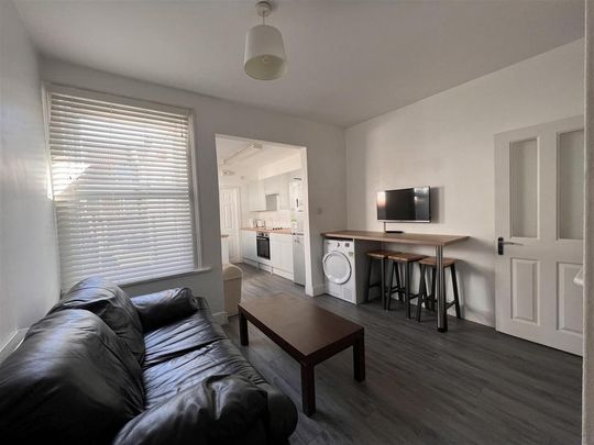 3 bedroom private hall to rent - Photo 1