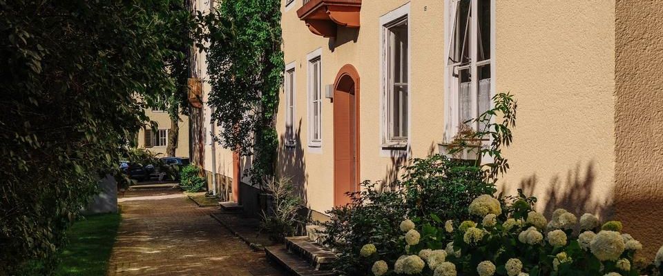 Stadtnahe Wohnung mit Einbauküche // 2.OG rechts - Foto 1