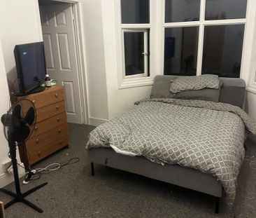 3 bedroom flat to rent - Photo 3