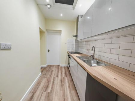 1 bedroom in a house share to rent - Photo 3