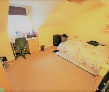 4 Bed - 4 Village Avenue, Burley, Leeds - LS4 2NT - Student - Photo 1