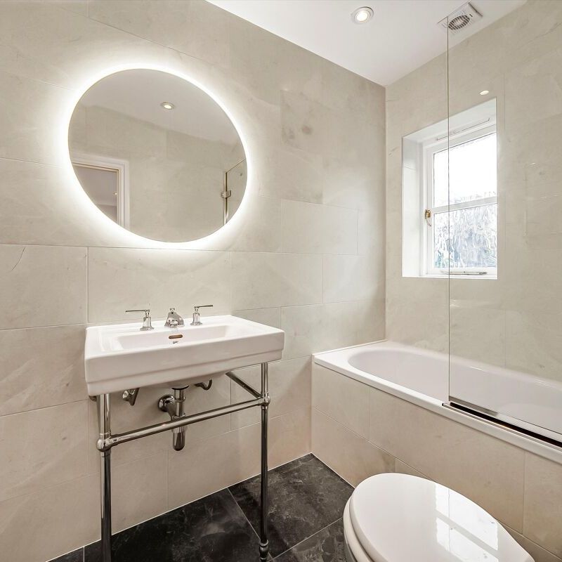 A beautifully presented detached home, superbly situated to offer privacy, comfort, and easy access to Richmond’s renowned green spaces. - Photo 1