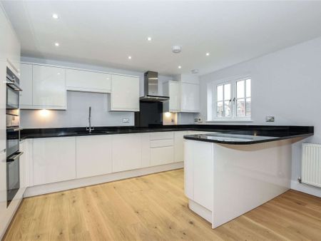 A modern three double bedroom first floor apartment with large terrace situated in a modern development in the heart of Eton. - Photo 5