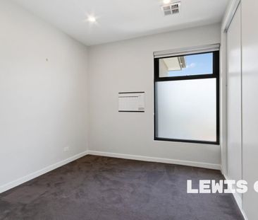 Modern Townhouse in Prime Location! - Photo 5