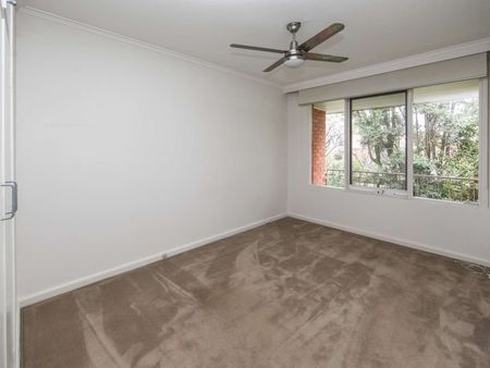 Spacious and private 1 bedroom apartment in Malvern East - Photo 5