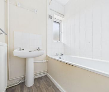 4 bedroom semi-detached house to rent - Photo 3