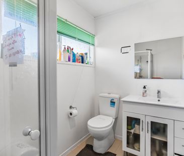 Spacious Family Home with Garage - Unbeatable Location - Photo 3