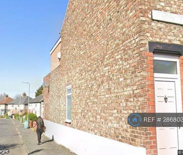 3 bedroom end of terrace house to rent - Photo 2