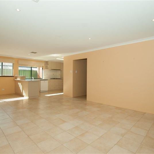 Large 4 x 2 family home in great location - Photo 1