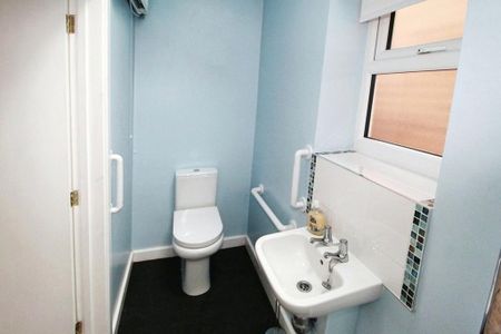 3 bedroom semi-detached house to rent - Photo 5