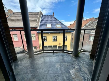 Gerenoveerd 2-slaapkamer appartement met terrasje op een toplocatie nabij de Markt van Maaseik. - Photo 4