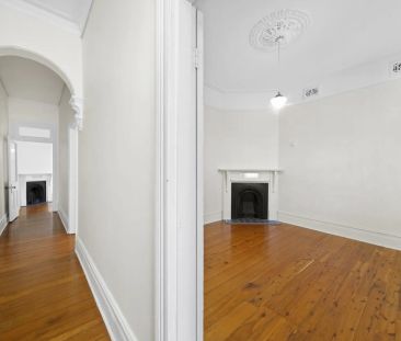 Charming Two-Bedroom Terrace with Sunny Courtyard Oasis in Queens Park - Photo 1