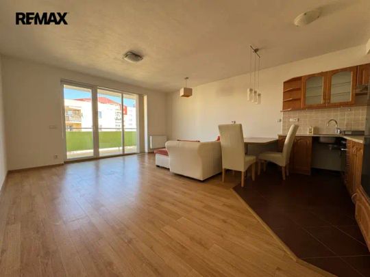 Pronájem bytu 1+kk s terasou, 45 m - Fotografie 1