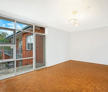 Sunny Top-Floor Apartment in Peaceful Vaucluse Setting - Photo 1