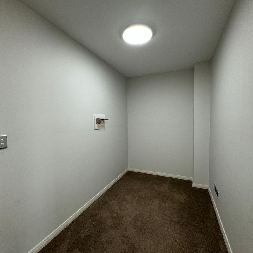 Nearly new 2 bedrooms Plus Study Room Apartment- Fast Lease - Photo 1