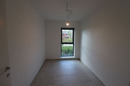 Een BEN-nieuwbouwappartement op het gelijkvloers met 2 slaapkamers, terras, autostaanplaats en kelderberging. - Photo 2