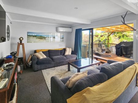 Spacious 5 Bedroom - Photo 2