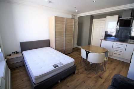 1 bedroom private hall to rent - Photo 3